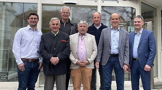 Bürgermeister Josef Schindler verabschiedet die ausscheidenden Marktgemeinderäte. Die ausscheidenden Marktgemeinderäte mit Bürgermeister Schindler bei einem letzten gemeinsamen Foto vor dem Rathaus.