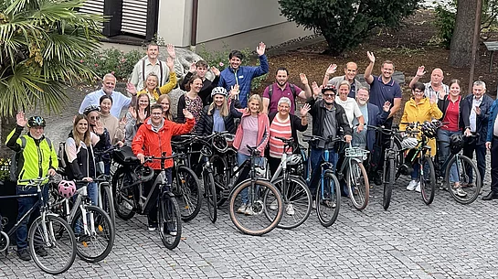 Stadtradeln - Auftakt Winkende Menschen mit Fahrrädern für die Aktion Stadtradeln