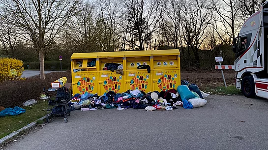 Wilde Müllablagerungen bei den Altkleidercontainern