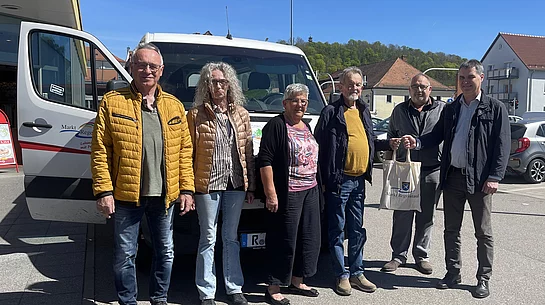 Reinhard Wolf, Bürgerbusfahrer seit der ersten Stunde, wird verabschiedet. Josef Rewitzer (Bürgerbusfahrerkollege), Christiane Zaus (zuständige Amtsleiterin), Paula Wolf (Organisatorin und Ehefrau), Reinhard Wolf, Walter Rinner (Bürgerbusfahrerkollege) und 1. Bürgermeister Josef Schindler bei der offiziellen Verabschiedung. (von links nach rechts im Bild)