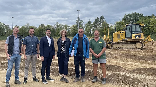 Ortstermin Stadionsanierung v. r.: Georg Sommerer (Fa. Hallertauer Landschaft GmbH & Co. KG), Günther Spörl und Brigitte Kellner (FLU Planungsteam Kellner & Spörl Partnerschaft mbB), 2. Bürgermeister Andreas Deml, Michael Leist und Martin Sauer (beide Bautechnik des Marktes Regenstauf) bei der Besichtigung der Baustelle nach Wiederaufnahme der Sanierungsarbeiten.