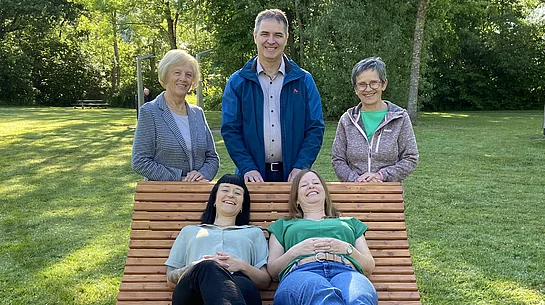 2026-05-27_Himmelsliegen Himmelsliege (gewellte Holzliege) und fünf Personen, die diese einweihen