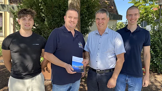 Vorstellung des Katastrophenschutzkonzeptes Michael Koller, Ordnungsamt, Thomas Mederer, 1. Kommandant FF Regenstauf, Josef Schindler, 1. Bürgermeister und Jonas Schmid, 2. Kommandant FF Regenstauf (v. l.) präsentieren das Katastrophenschutzkonzept des Marktes Regenstauf.